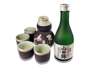Nell’immagine una bottiglia di sake yamadanishiki tokusen, versato per tutti i Clienti dei ristoranti Haiku di Bologna nei caratteristici bicchierini per sakè a forma di ditale, chiamati sakazuki