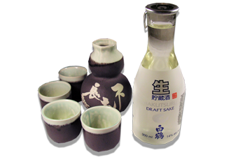 Nell’immagine una bottiglia di draft hakutsuru sake, versato per tutti i Clienti dei ristoranti Haiku di Bologna nei caratteristici bicchierini per sakè a forma di ditale, chiamati sakazuki