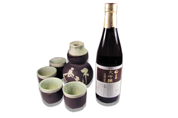 Nell’immagine una bottiglia di Daiginjou sake, versato per tutti i Clienti dei ristoranti Haiku di Bologna nei caratteristici bicchierini per sakè a forma di ditale, chiamati sakazuki