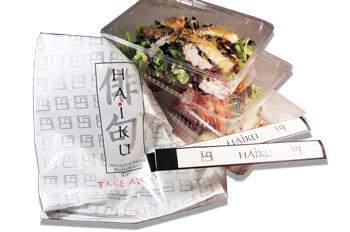 Nell’immagine insalata di mare take away giapponese, preparata per tutti i Clienti dei ristoranti Haiku di Bologna, secondo la tradizionale ricetta giapponese: nella foto è presentata in una comoda vaschetta da asporto che ne preserva i sapori