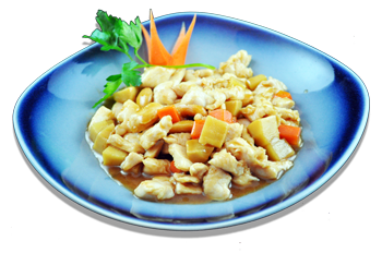 Nell’immagine Pollo con mandorle, preparato per tutti i Clienti di HAIKU JAPANESE & ASIAN RESTAURANT, ristorante giapponese-fusion a Bologna, secondo la tradizionale ricetta cinese: la pietanza è servita su uno scenografico piatto ovale azzurro, adornato da carota e prezzemolo freschi