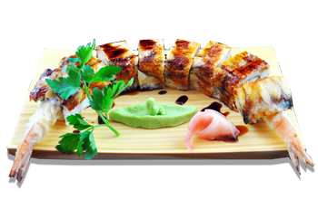 Nell’immagine Dragon roll – ebiten con esterno d’anguilla, una specialità giapponese esclusivamente preparata per tutti i Clienti dei ristoranti Haiku di Bologna seguendo la tradizionale ricetta giapponese. Il piatto è disposto su un tagliere, guarnito con pasta di zenzero, rafano ed una foglia di prezzemolo fresco