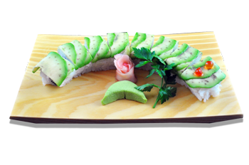 Nell’immagine Avocado roll, uramaki di polpa di granchio lavorati con strati di polpa di avocado, preparati per tutti i Clienti dei ristoranti Haiku di Bologna secondo la tradizionale riocetta giapponese, e presentati sul tagliere in tavola in una simpatica forma di bruco, guarniti con salsa wasabi e pasta di rafano