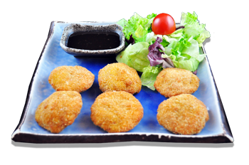 Nell’immagine Kara age moriawase, bocconcini di pollo croccanti giapponesi, preparati per tutti i Clienti dei ristoranti Haiku secondo la vera ricetta giapponese; il piatto è costituito da petti di pollo ed è servito in uno scenografico piatto su un letto di insalata, con una guarnizione di pomodoro rosso, e salsa wasabi o salsa di soia