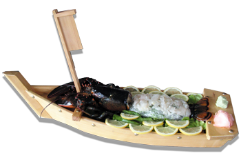 Nell’immagine sashimi con astice, preparato per tutti i Clienti dei ristoranti Haiku di Bologna secondo la tradizionale ricetta giapponese: nella foto è presentato su una barca in legno di bambù ed accompagnato con fantasia di verdure, pasta di rafano e fettine di limone