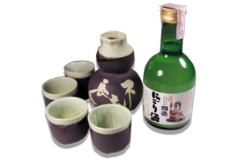 Nell’immagine una bottiglia di Sake nigorizake, versato per tutti i Clienti dei ristoranti Haiku di Bologna nei caratteristici bicchierini per sakè a forma di ditale, chiamati sakazuki