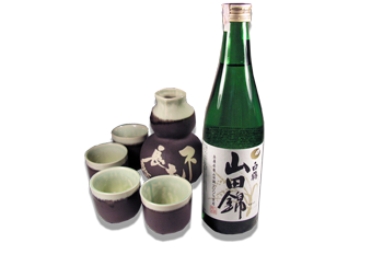 Nell’immagine una bottiglia di hakutsuru Yamadanishiki sake, versato per tutti i Clienti dei ristoranti Haiku di Bologna nei caratteristici bicchierini per sakè a forma di ditale, chiamati sakazuki