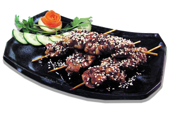 Nell’immagine Yaki tori - spiedino di pollo con salsa teriyaki preparati per tutti i Clienti di Haiku secondo la tradizionale ricetta giapponese: gli yaki tori vengono serviti su un piatto nero, accompagnati da fette di limone e cetriolo