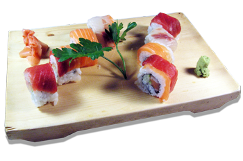 Nell’immagine Olimpic futomaki, preparato con surimi, piovra, salmone e cetriolo all’interno e finito con una sottile fettina di salmone esterna; una specialità giapponese preparata per tutti i Clienti dei ristoranti giapponesi Haiku secondo la tradizione culinaria giapponese