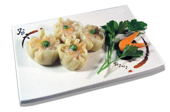 Nell’immagine Shao mai, ravioli di gamberi al vapore, preparati per tutti i Clienti del ristorante Haiku japanese & asian restaurant di Bologna secondo la tradizionale ricetta cinese: essi vengono serviti su un piatto bianco, adornato dall’immancabile foglia di prezzemolo e verdurine fresche