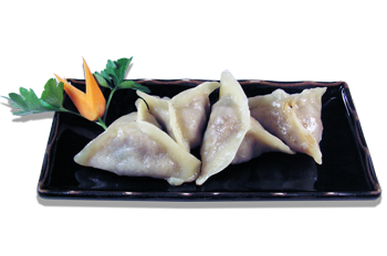 Nell’immagine Gyosa - Ravioli di carne giapponesi preparati per tutti i Clienti dei ristoranti Haiku di Bologna secondo la tradizionale ricetta giapponese: i gyoza sono serviti su un piatto nero, adornati da una foglia di prezzemolo