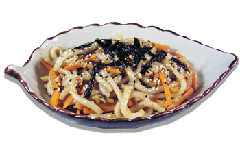 Nell’immagine Yaki udon – spaghettoni bianchi saltati con gamberi e verdura, preparati per tutti i Clienti dei ristoranti Haiku di Bologna secondo la tradizionale ricetta giapponese, serviti su un piatto nero adornati da una foglia di prezzemolo
