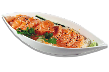 Nell’immagine Chirashi di salmone, preparato per tutti i Clienti dei ristoranti Haiku di Bologna secondo la tradizionale ricetta giapponese: la pietanza è servita in una ciotola di ceramica bianca a forma di vela, adornata da una foglia di prezzemolo fresco