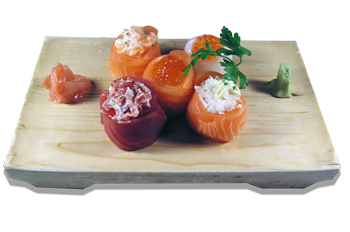 Nell’immagine Composizione Gunkan, composto da calamaro e ikura (con calamaro esterno e uova di salmone), Tonno (spicy tuna), salmone (spicy salmon), salmone di granchio (salmone, granchio e cipollina) e salmone ikura (salmone e uova di salmone), preparato per tutti i Clienti dei ristoranti Haiku di Bologna secondo la vera ricetta giapponese, e serviti su una tavoletta in legno adornato da una foglia di prezzemolo