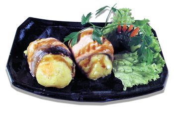 Nell’immagine sake ino yaki, salmone che avvolge una purea di patate, preparato per tutti i Clienti dei ristoranti Haiku secondo la tradizionale ricetta giapponese; la pietanza è servita su un piatto nero, adornato da una foglia di prezzemolo e circondato da verdure fresche tagliate