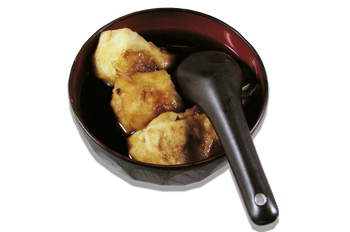 Nell’immagine Tofu fritto: formaggio di soia in salsa aroma tentsuyu, preparato per tutti i Clienti dei ristoranti Haiku di Bologna secondo la tradizionale ricetta giapponese: la pietanza è servita in una ciotola di ceramica nera, accompagnata dalla sua salsa