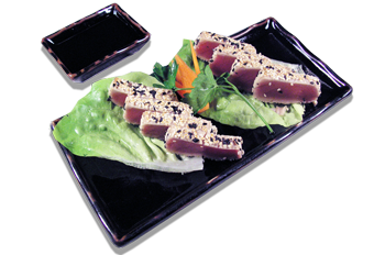 Nell’immagine Tataki: tonno scottato in crosta di sesamo preparato per tutti i Clienti dei ristoranti Haiku di Bologna secondo la tradizionale ricetta giapponese: il tataki viene servito su un piatto rettangolare nero accompagnato da una ciotola con salsa wasabi e adornato con una foglia di lattuga e verdurine fresche