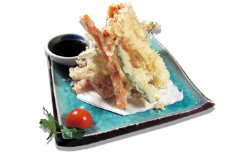 Nell’immagine Tempura mista giapponese: verdura e gamberoni fritti con il particolare metodo della tempura, preparati per tutti i Clienti dei ristoranti Haiku di Bologna seguendo la tradizionale ricetta giapponese: la tempura mista viene servita su un piatto da portata, accompagnata da una ciotola con salsa e guarita con verdure fresche