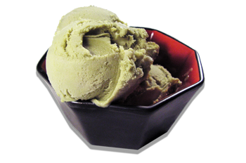 Nell’immagine Gelato al tè verde e riso giapponese, preparato per tutti i Clienti dei ristoranti Haiku di Bologna secondo la tradizionale ricetta giapponese; il dessert è servito in una ciotola di colore nero