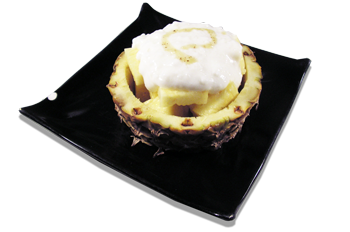Nell’immagine Pineapple no okome no qurima gake: ananas con crema di riso e kiwi, preparata per tutti i Clienti dei ristoranti Haiku di Bologna secondo la tradizionale ricetta giapponese, e servito in una ciotola naturale costituita da ananas, appoggiata su un piatto da dessert nero