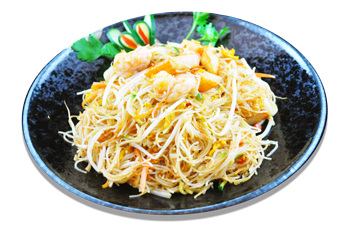 Nell’immagine spaghetti di riso alla thai, preparati per tutti i Clienti di Haiku japanese & asian restaurant, in via Stalingrado a Bologna, secondo la tradizionale ricetta fusion: il piatto è adornato da una foglia di prezzemolo fresco e da coreografici germogli di fiori