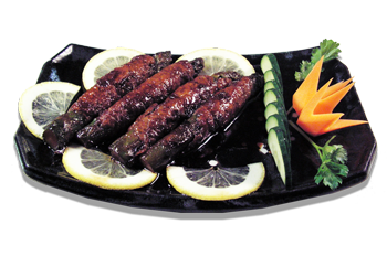 Nell’immagine Manzo fresco con asparagi, preparato per tutti i Clienti dei ristoranti Haiku di Bologna secondo la tradizionale ricetta giapponese: la pietanza è servita su un piatto nero rettangolare, accompagnato da asparagi, cetriolo, verdurine fresche e fettine di limone