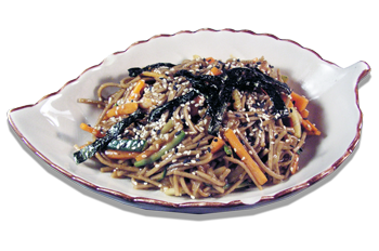 Nell’immagine Yaki soba – spaghetti di grano saraceno saltati con gamberi e verdura, preparati per tutti i Clienti dei ristoranti Haiku di Bologna secondo la tradizionale ricetta giapponese