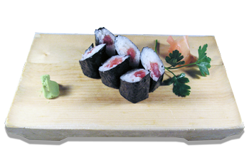 Nell’immagine Hosomaki tekka: rotolini piccoli d’alga con tonno preparati per tutti i Clienti dei ristoranti Haiku di Bologna seguendo la tradizionale ricetta giapponese; gli hosomaki teka sono serviti su un tagliere in legno, adornati da una foglia di prezzemolo fresco, da wasabi e pasta di zenzero